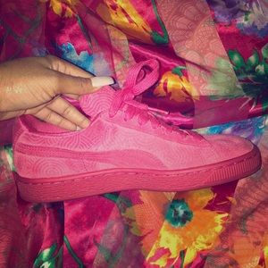 Hot pink pumas